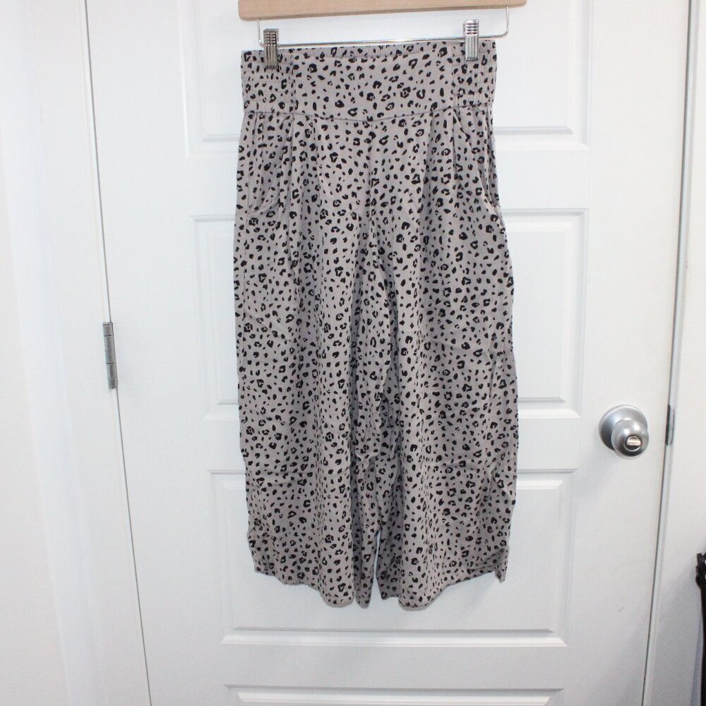 Aritzia‎ Sunday Best Pull On Crop Wide Leg Animal Print Gray Black XXS